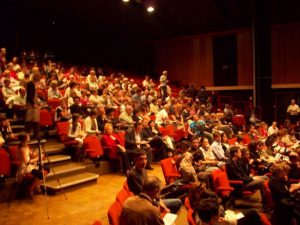 Le public s’installe à l’Espace Jean Racine